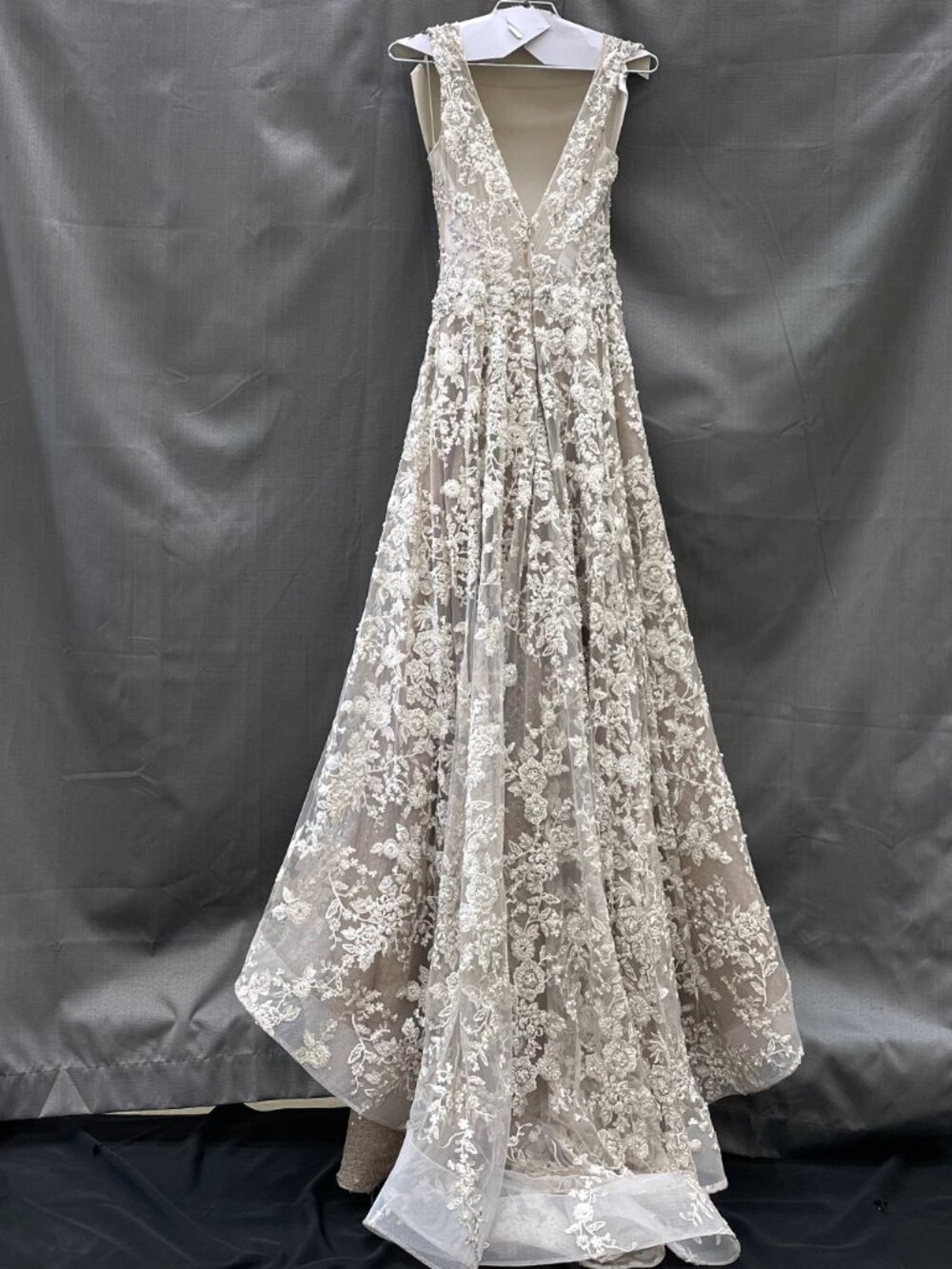 Tony Ward Couture Embroidered Wedding Gown Size 10 - Picture 2 of 11